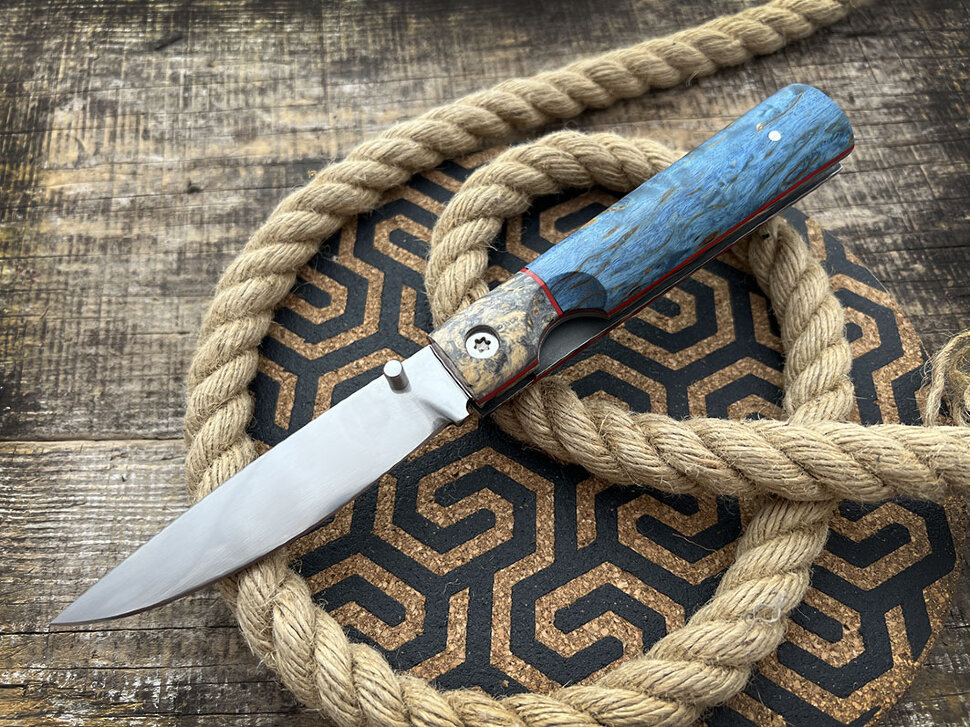 Складной нож "Северный", клинок кованая сталь 95Х18, накладки на рукоять стабилизированная карельская берёза синего цвета